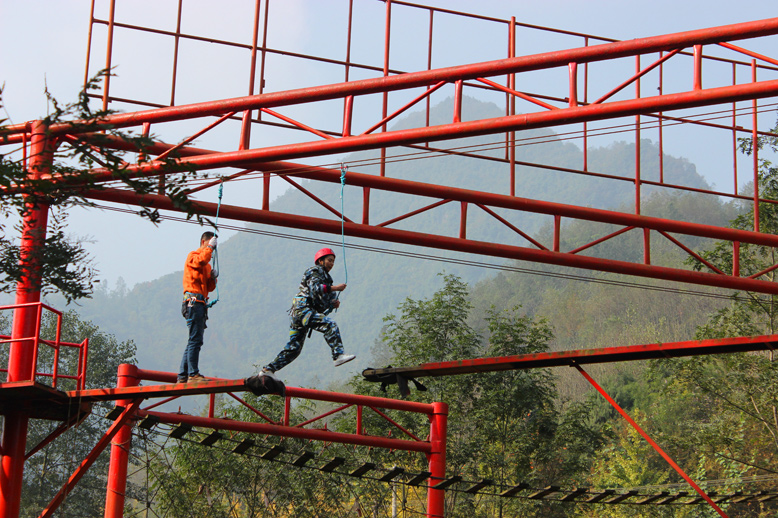 成都易德利机械有限公司“挑战自我 熔炼团队”拓展训练—毕业墙—成都西点学院